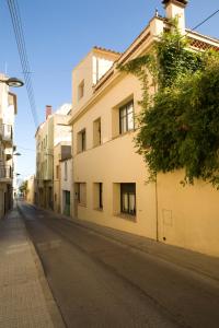 une rue vide avec un bâtiment sur le côté dans l'établissement L'Escala - Pintor Massanet, à L'Escala