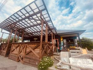 a building with a wooden fence and a roof at Drive in Ichinomiya motel in Chosei