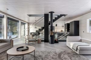 Χώρος καθιστικού στο House Of Grey by Aavalevi Holidays, Luxury Villa with private pool