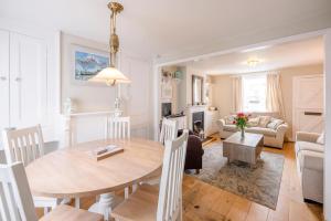 een eetkamer en woonkamer met een tafel en stoelen bij Shrimpers, Southwold in Southwold