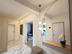 ein Wohnzimmer mit weißen Wänden und einer Decke in der Unterkunft COZY Luxury Collection - PREMIUM APARTHOTEL in Braşov + 195 Fotos