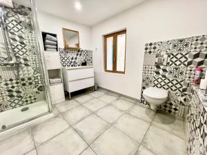 a bathroom with a toilet and a shower at O Nid'Istres - Centre Historique, Spacieux Studio Duplex, Wifi, 4 personnes in Istres