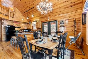 Η κουζίνα ή μικρή κουζίνα στο Hickory Hollow Hideaway