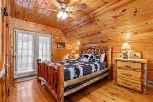 Ένα ή περισσότερα κρεβάτια σε δωμάτιο στο Hickory Hollow Hideaway