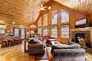 Χώρος καθιστικού στο Hickory Hollow Hideaway +33 φωτογραφίες