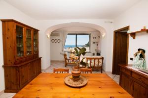 eine Küche mit einem Holztisch und einem Esszimmer in der Unterkunft Casa Ferrigno in Maiori
