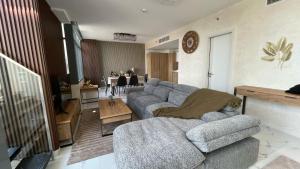 阿布扎比Apartment in Abu Dhabi for rent的带沙发和桌子的客厅