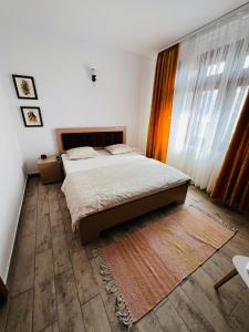 Ένα ή περισσότερα κρεβάτια σε δωμάτιο στο Serenity Apartments and Studios