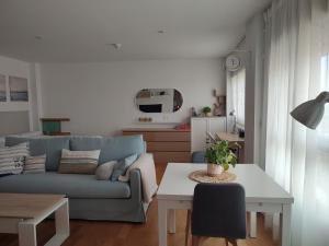 a living room with a couch and a table at Apartamento en Arroyomolinos in Arroyomolinos