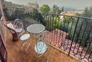 En balkon eller terrasse på Casa nella Corte nel Centro di San Gimignano con balcone panoramico wifi e garage auto privato