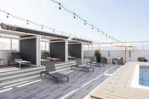 Bazén v ubytování Shade Hotel Manhattan Beach nebo v jeho okolí
