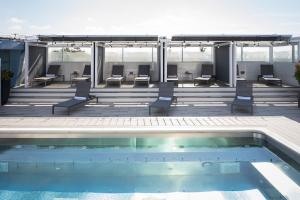 Bazén v ubytování Shade Hotel Manhattan Beach nebo v jeho okolí