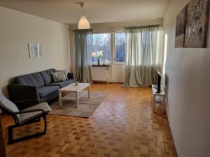 un soggiorno con un divano e un tavolo di Corporate apartment a Fellingsbro