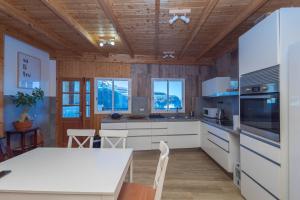 Η κουζίνα ή μικρή κουζίνα στο 3BR Fronton Wave - Ocean View & Parking