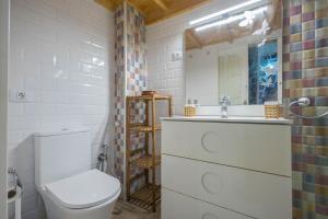 Ένα μπάνιο στο 3BR Fronton Wave - Ocean View & Parking +35 φωτογραφίες