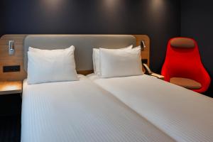 Postel nebo postele na pokoji v ubytování Holiday Inn Express & Suites Ghent by IHG
