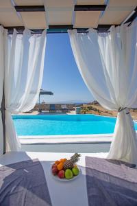 talerz owoców na stole obok basenu w obiekcie Villa South Star private pool w mieście Kalo Livadi