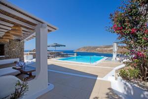 Willa z basenem i widokiem na ocean w obiekcie Villa South Star private pool w mieście Kalo Livadi