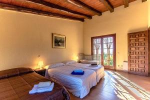 Ένα ή περισσότερα κρεβάτια σε δωμάτιο στο Casa Rural CAN PANXA +48 φωτογραφίες