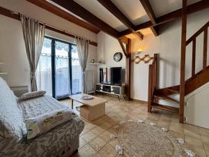 TV a/nebo společenská místnost v ubytování Maison 2 pièces avec Mezzanine 5 couchages SAINT-DENIS D'OLERON SDO000-062