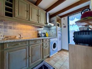 Kuchyň nebo kuchyňský kout v ubytování Maison 2 pièces avec Mezzanine 5 couchages SAINT-DENIS D'OLERON SDO000-062 + 7 fotografií