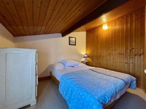 Postel nebo postele na pokoji v ubytování Maison 2 pièces avec Mezzanine 5 couchages SAINT-DENIS D'OLERON SDO000-062