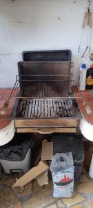 - un grill assis au-dessus d'une pile de déchets dans l'établissement Studio Eden Rock le Gosier, au Gosier
