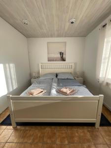 Geibel-Haus Bungalow Sunset bis 4 Personen في نيندورف: غرفة نوم بها سرير عليه منشفتان