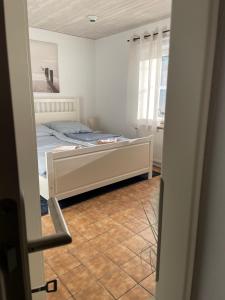 Geibel-Haus Bungalow Sunset bis 4 Personen في نيندورف: غرفة نوم بها سرير في غرفة بها نافذة