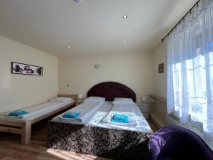 Posteľ alebo postele v izbe v ubytovaní ETNA - Hostel -Noclegi Rzeszów 24 Pokoje