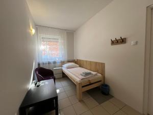 Posteľ alebo postele v izbe v ubytovaní ETNA - Hostel -Noclegi Rzeszów 24 Pokoje