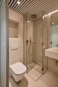 ein Badezimmer mit Dusche, Toilette und Waschbecken in der Unterkunft Hotel Gaio 7 in Santiago de Compostela