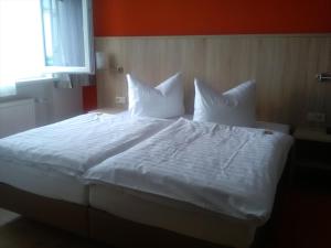 Ein Bett oder Betten in einem Zimmer der Unterkunft Hotel Rheinkrone