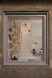 Blick auf eine Treppe durch ein Fenster in der Unterkunft Casa Dorado in Pontevedra