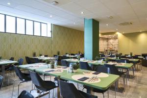Reštaurácia alebo iné gastronomické zariadenie v ubytovaní Catalonia Park Putxet