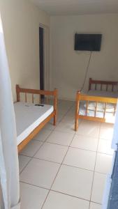 Μια τηλεόραση ή/και κέντρο ψυχαγωγίας στο Hotel e pousada JRM