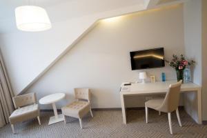 Televízia a/alebo spoločenská miestnosť v ubytovaní Hotel Aleksandria