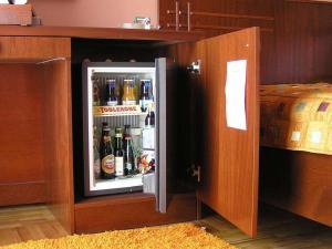 un frigorifero aperto pieno di bottiglie di birra di Hotel Royal a Kraljevo