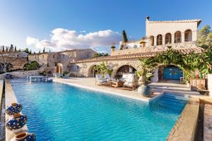 Bazén v ubytování Alcazar Del Garraf nebo v jeho okolí