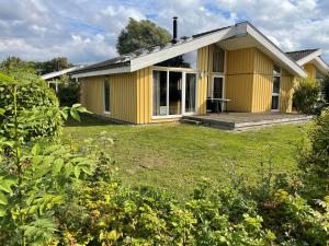 a small yellow house with a large yard at Seeschwalbe 69A in Rechlin