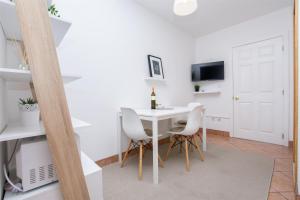 Televízia a/alebo spoločenská miestnosť v ubytovaní Apartments Marijo