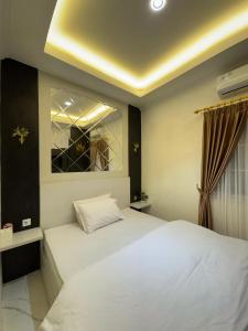 Una cama o camas en una habitación de Rafitha Hotel