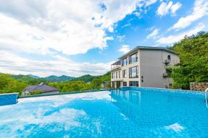 Bazén v ubytování Anji Bamboo Homestay nebo v jeho okolí