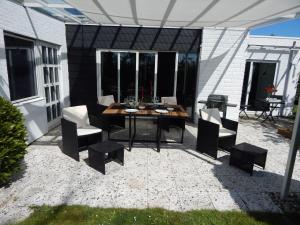 Balkón nebo terasa v ubytování Wunderschoenes-freistehendes-Ferienhaus-an-der-See-Sauna-Strand-Yachthafen-WLAN