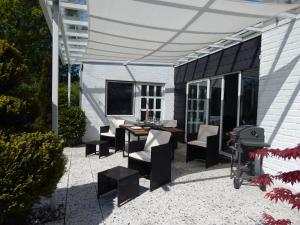Posezení v ubytování Wunderschoenes-freistehendes-Ferienhaus-an-der-See-Sauna-Strand-Yachthafen-WLAN