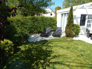 Zahrada ubytování Wunderschoenes-freistehendes-Ferienhaus-an-der-See-Sauna-Strand-Yachthafen-WLAN
