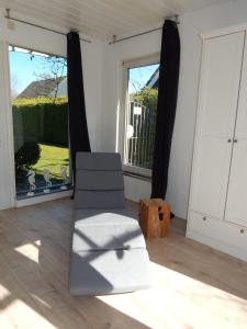 Posezení v ubytování Wunderschoenes-freistehendes-Ferienhaus-an-der-See-Sauna-Strand-Yachthafen-WLAN
