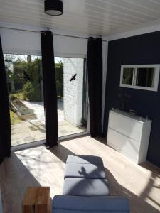 Posezení v ubytování Wunderschoenes-freistehendes-Ferienhaus-an-der-See-Sauna-Strand-Yachthafen-WLAN