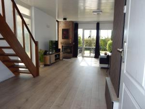 TV a/nebo společenská místnost v ubytování Wunderschoenes-freistehendes-Ferienhaus-an-der-See-Sauna-Strand-Yachthafen-WLAN