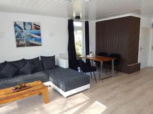 Posezení v ubytování Wunderschoenes-freistehendes-Ferienhaus-an-der-See-Sauna-Strand-Yachthafen-WLAN